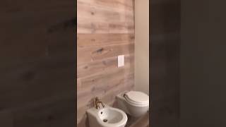 Rivestimento parete in legno in bagno