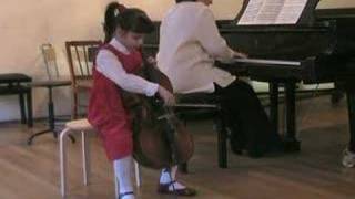 Маша, 7 лет, играет на виолончели