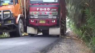Kenapa truk tidak mau mengalah di jalan raya ??