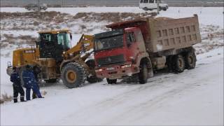 Самосвал на гололеде