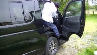 ハイエース キャラバン トラックなど 運転席への乗り方を検証（男性編）キャブオーバー車