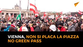 Vienna, non si placa la piazza no green pass: in 10 mila al corteo contro le misure anti-Covid