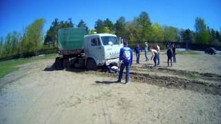 В центре Омска на пляже застрял «КамАЗ»