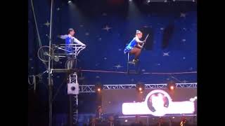 circus - shoulder lift