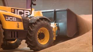 Маневренность телескопического погрузчика JCB 550 80 Работа с фурой в стесненных условиях