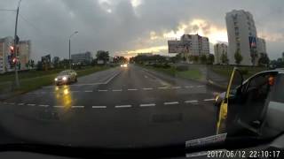 Пешеходы идут на красный и спорят с водителем в Молодечно