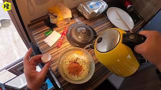 房车自驾游来到四个月没下雨的地方，早晨起床下雨了，只能坐车里