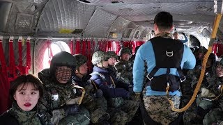 35년 '특전맨' 김정우 원사,  전역을 앞두고 강하 장병들과 '고별 강하' / 특전사 제공