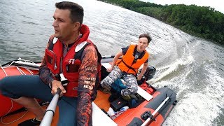 Чуть не ВЗЛЕТЕЛ! Плаваю на мощном лодочном моторе! Глебус учит