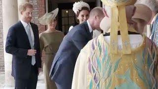 MEGHAN MARKLE con vestido verde oliva y pamela de RALPH LAUREN