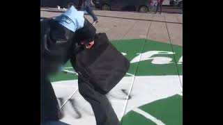VIDEO: militante escribió “asesina” sobre un pañuelo verde en Plaza Moreno