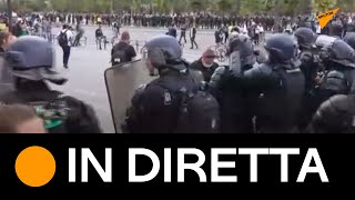 Parigi: persone marciano contro l’obbligo vaccinale