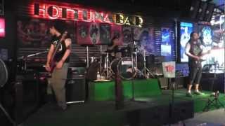 Hot Tuna Bar. Pattaya. Cover Pink Floyd "Another brick in the wall"