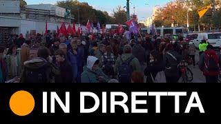 Vienna: i manifestanti si radunano fuori dal parlamento contro Sebastian Kurz