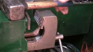 SAVADARBIAI SPAUSTUVAI (Homemade Vise)