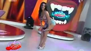 Daniela Crudu hipnotizata isi da chilotii jos