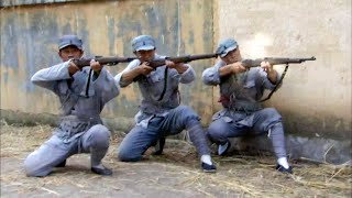 日軍大部隊來襲，共軍隊長三人與數十日軍在村子周旋，掩護隊長撤退！