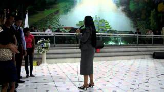 Cantora Sofia Cardoso ministrando cura para dois pastores