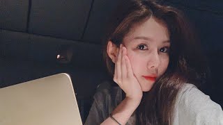 Tuệ Nghi làm gì trên chuyến bay tới Paris?