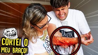 CORTEI FEIO MEU BRAÇO!! - TROLLANDO MINHA MÃE [ REZENDE EVIL ]