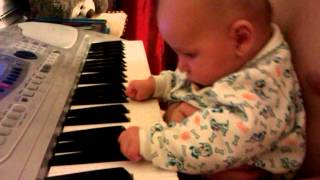 Малыш (3 месяца) играет на синтезаторе. Baby (3 month) playng piano.