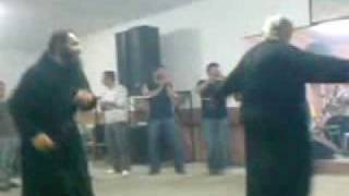 Preoti danseaza pentru Dumnezeu (pe manele)