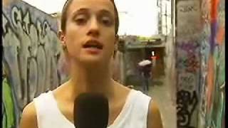 Policias, Disparos y Perros Vs Graffiteros Palankazo y Okupas Botellazos.