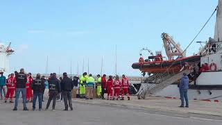 Migranti, lo sbarco a Pozzallo della nave Open Arms con a bordo 363 persone
