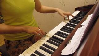 Учусь играть на пианино. Менуэт Баха. Learning to play Bach's Minuet