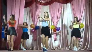 Школьницы танцуют на сцене!