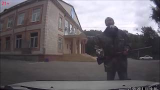 Кто пидор..с!!! Я !! Чувак мочит народ из ружья средь бела дня! 18+