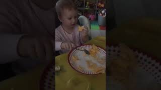 Ребёнок кушает сам