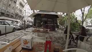 Disfrutar de la vida es comer en una terraza en Lisboa