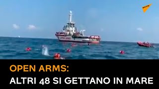 Open Arms, altri 48 si gettano in mare