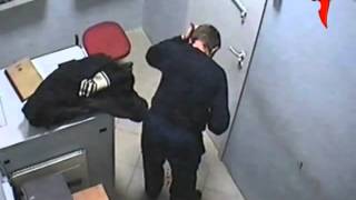 На редкость тупой вор -  забыл про камеру !