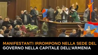 Manifestanti irrompono nella sede del governo nella capitale dell'Armenia