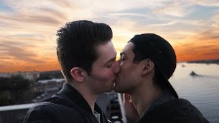 GAY KISS UNDER THE SUNSET