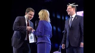 Жительниц Тольятти поздравили с наступающим Международным женским днем