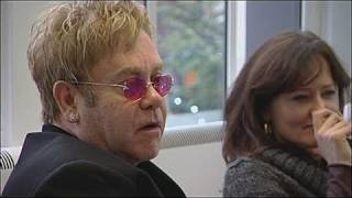 Danh ca Elton John làm Tổng biên tập báo