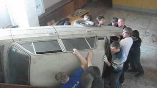 Прикол «Парковка в универе» (Студенты пытаются поднять машину на второй этаж)