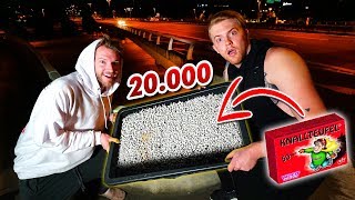 20000 Knallerbsen Vs. Brücke! Experiment! - Gadget Fun!