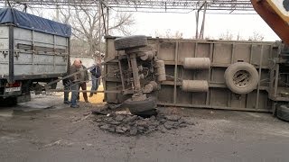 Инцидент на ХПП, камаз зерновоз перевернулся  (incident on the cereal company, truck crash)