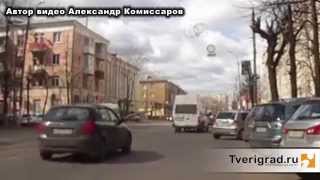 Тверь. Столб рухнул на проезжую часть. Видео падения столба