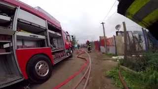 Bombero rescata a gato de entre los escombros del incendio de una casa