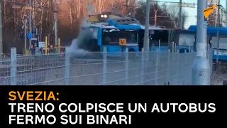 Svezia: treno colpisce un autobus fermo sui binari