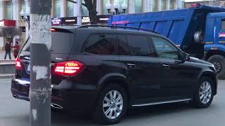 Курьёз в Симферополе: "Мерс" отказывается разворачиваться на перекрытой дороге | Страна.ua