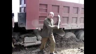 Прикол   Мужик откапывает КАМАЗ