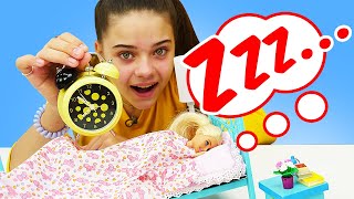 Кукла Барби проспала собеседование! Салон красоты для Барби - игры в одевалки Барби