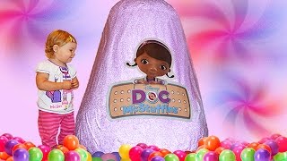 Распаковка игрушек Доктор Плюшева огромное яйцо с сюрпризами