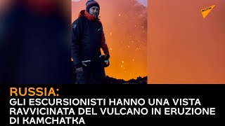 Russia: gli escursionisti hanno una vista ravvicinata del vulcano in eruzione di Kamchatka